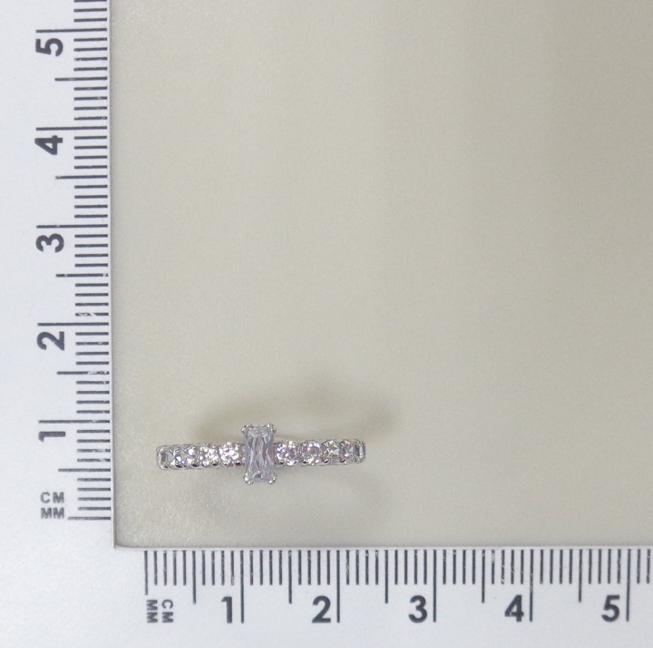 Золотое кольцо 585 пробы; белое золото; родий; вставки 15 Фианит бесцв.;